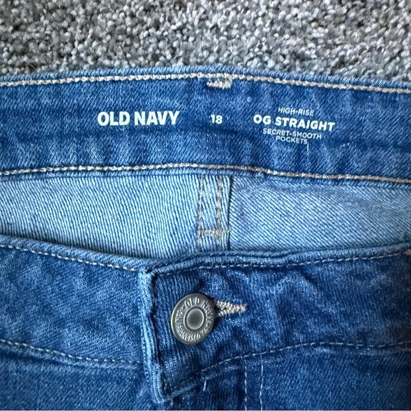 Old Navy High-Waisted OG Jean Shorts -- 3-inch inseam - Picture 6 of 7